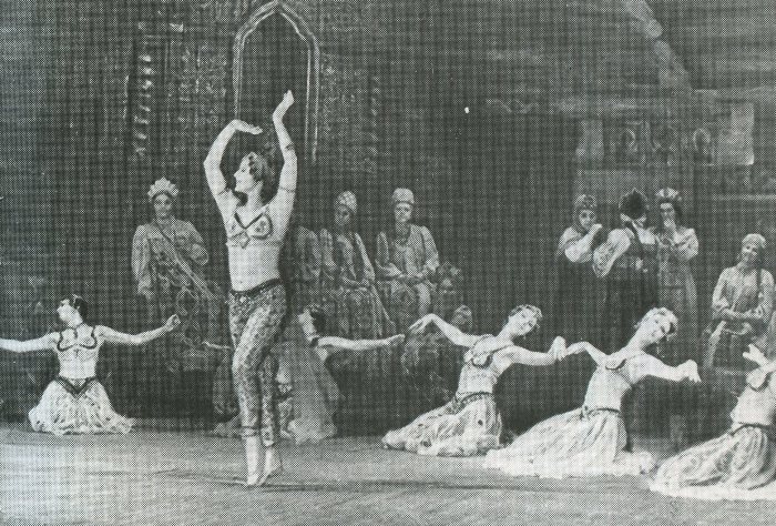 Сцена из четвертого действия «Хованщины» в постановке Большого театра. Персидка — Е. Рябинкина